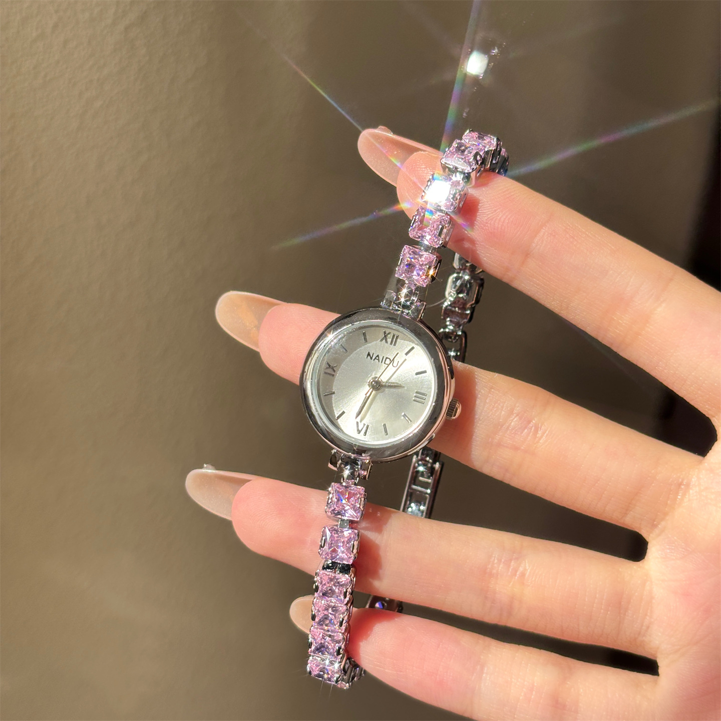여성을 위한 새로운 패션 다이아몬드 장식 팔찌 시계,  - Luxury Watch Level 리뷰 및 가격