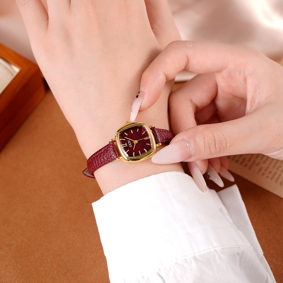 UTHAI 61018 CQ490 심플함, 높은 미적 가 - Luxury Watch Values 리뷰 및 가격