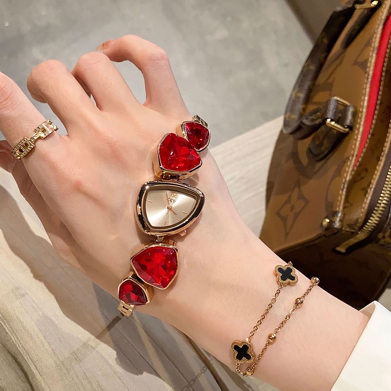 새로운 컬러 구성의 불규칙 디자인 대형 다이아몬드 시계 - Luxury Watch Trading 리뷰 및 가격