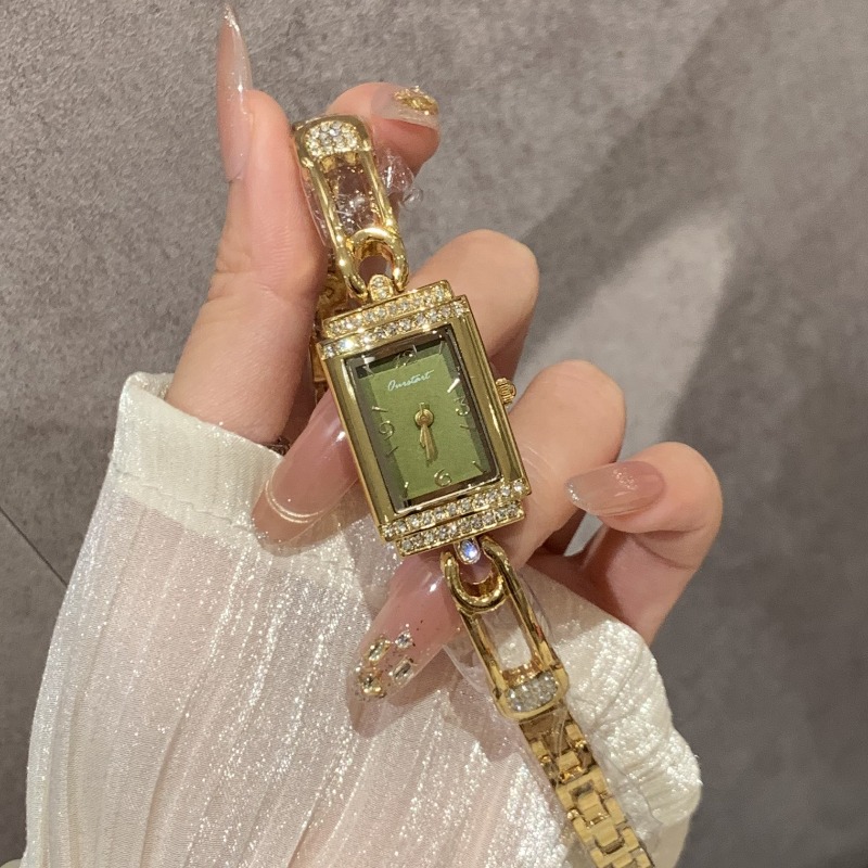 작은 핀 장식의 올드머니 스타일 핸드 니치 디자인 여성 - Luxury Watch Values 리뷰 및 가격