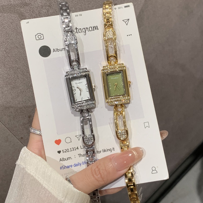 작은 핀 장식의 올드머니 스타일 핸드 니치 디자인 여성 - Luxury Watch Values 리뷰 및 가격