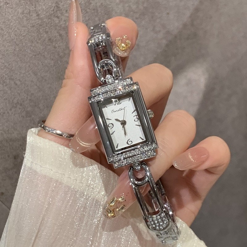 작은 핀 장식의 올드머니 스타일 핸드 니치 디자인 여성 - Luxury Watch Values 리뷰 및 가격